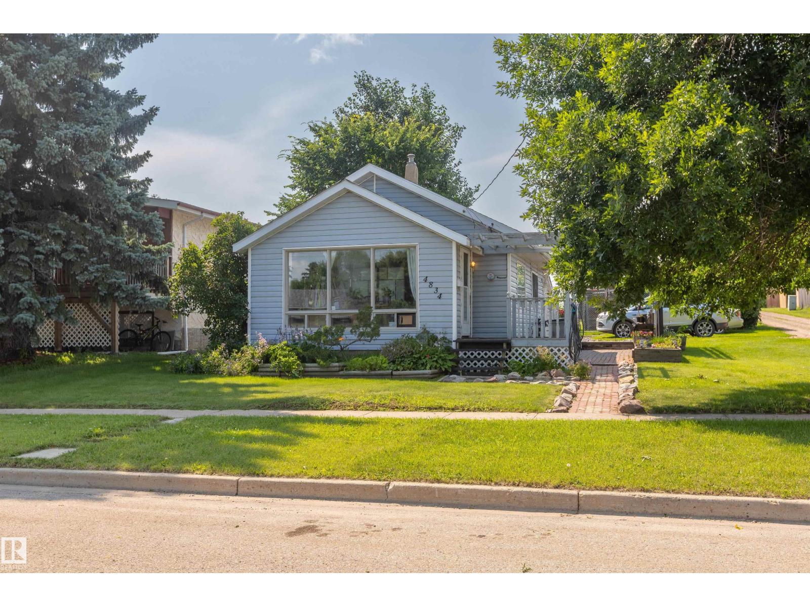 4834 51 St Property Photo 4