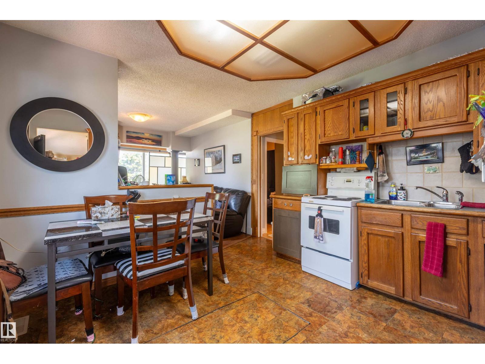 4834 51 St Property Photo 6