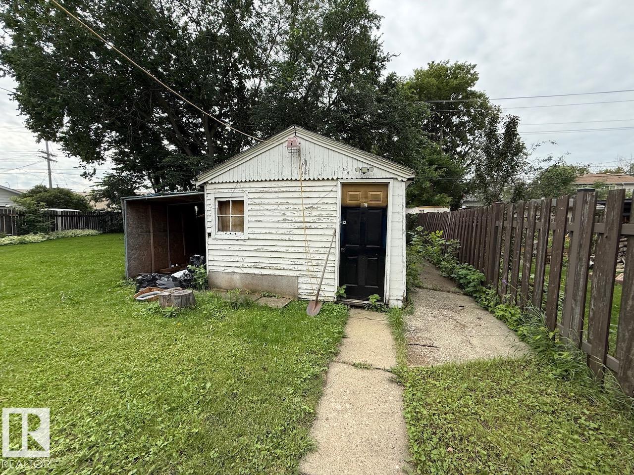 7607 83 Av Nw Property Photo 10