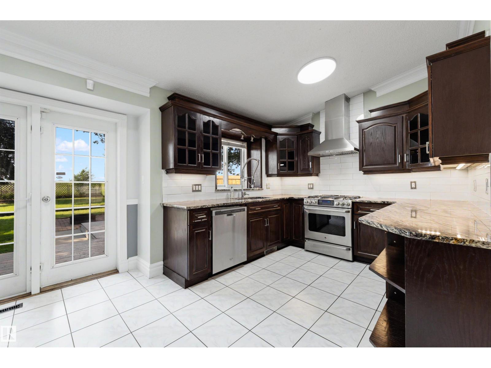4639 10 Av Nw Property Photo 5