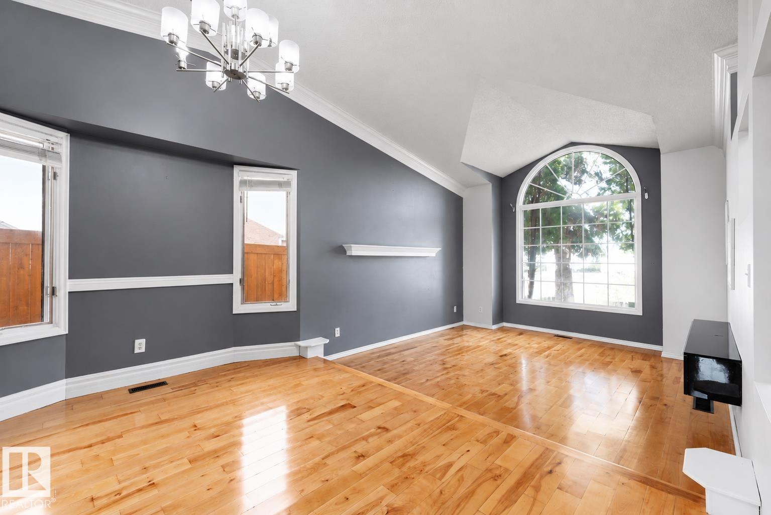 4639 10 Av Nw Property Photo 6