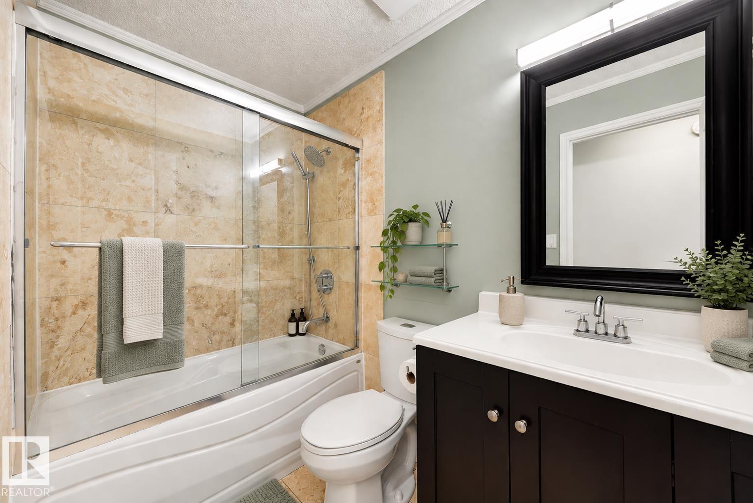 4639 10 Av Nw Property Photo 7