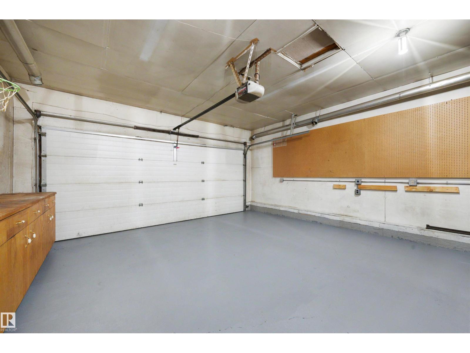 4639 10 Av Nw Property Photo 14