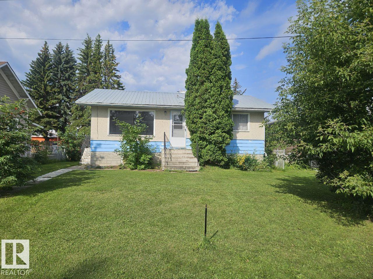 5024 50 St Property Photo 1