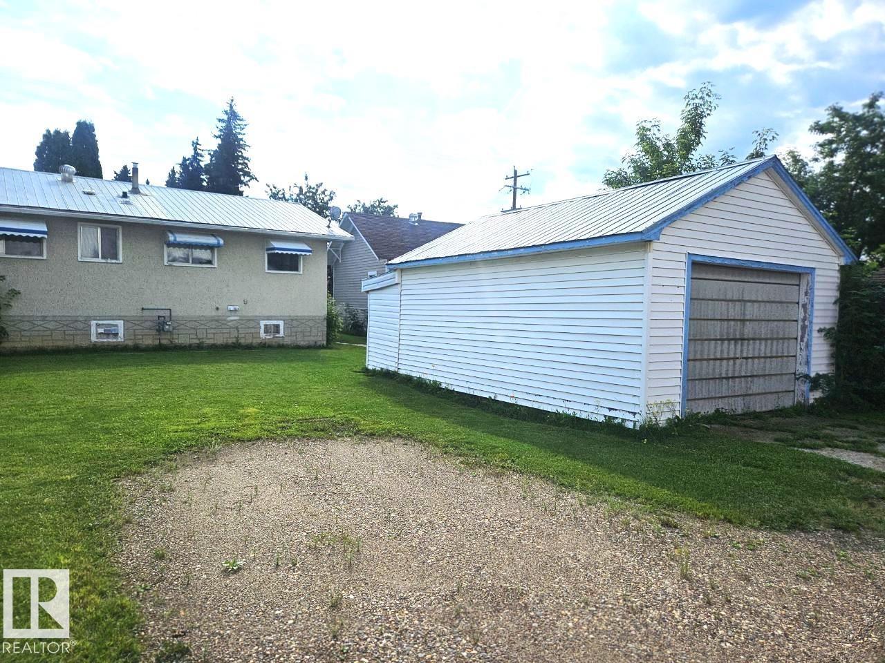 5024 50 St Property Photo 2