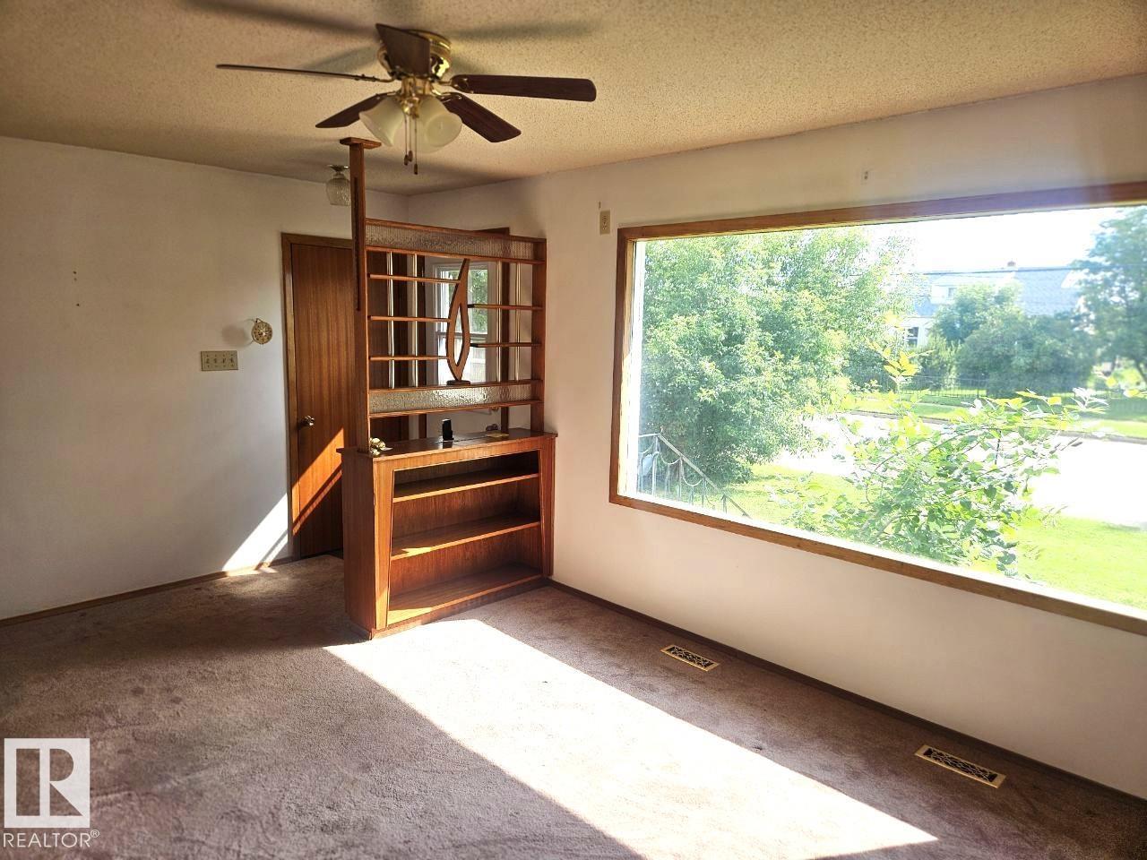 5024 50 St Property Photo 4