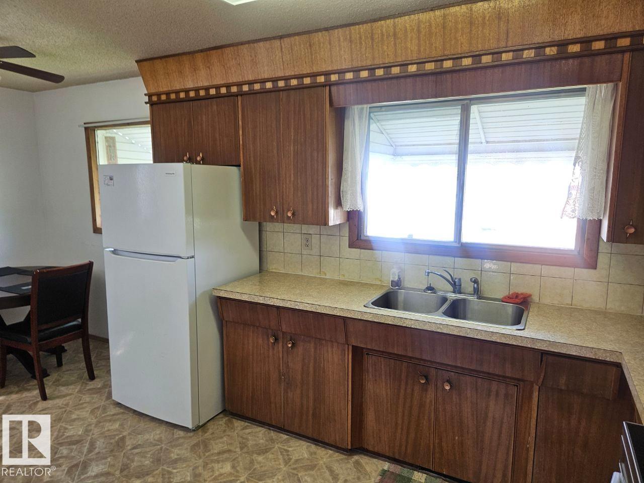 5024 50 St Property Photo 9