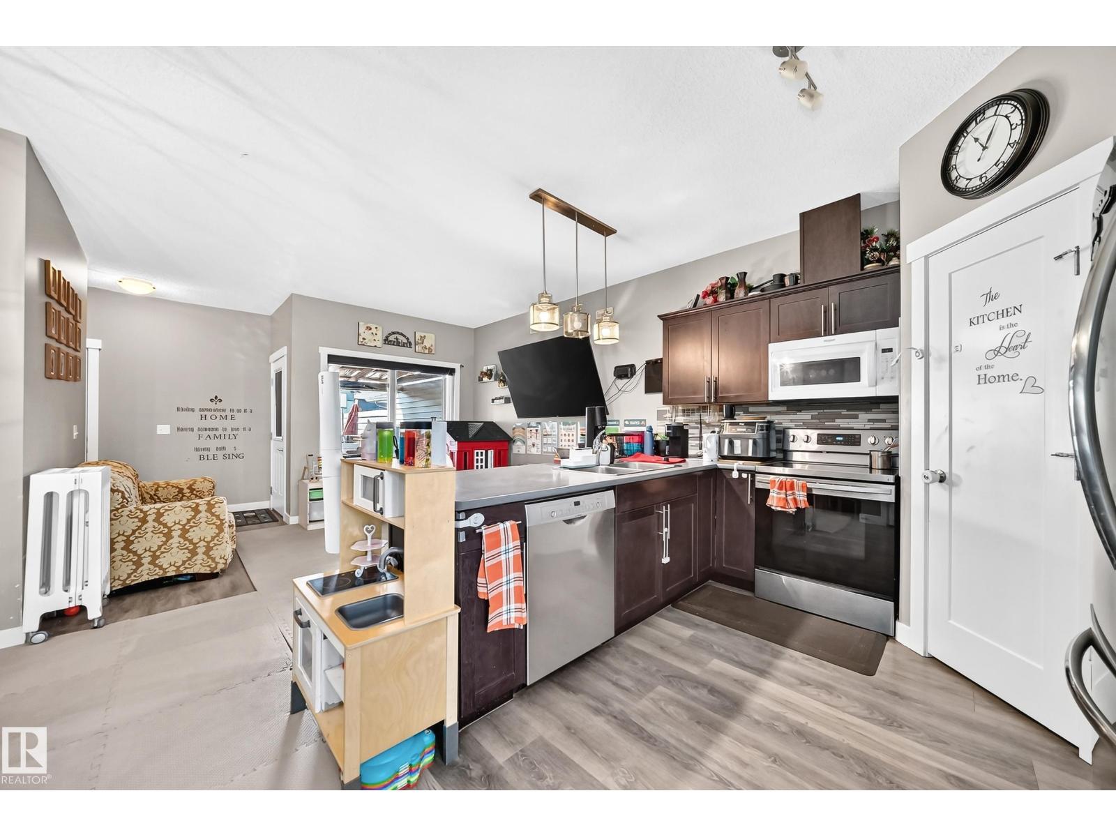 689 Black Stone Bv Property Photo 9