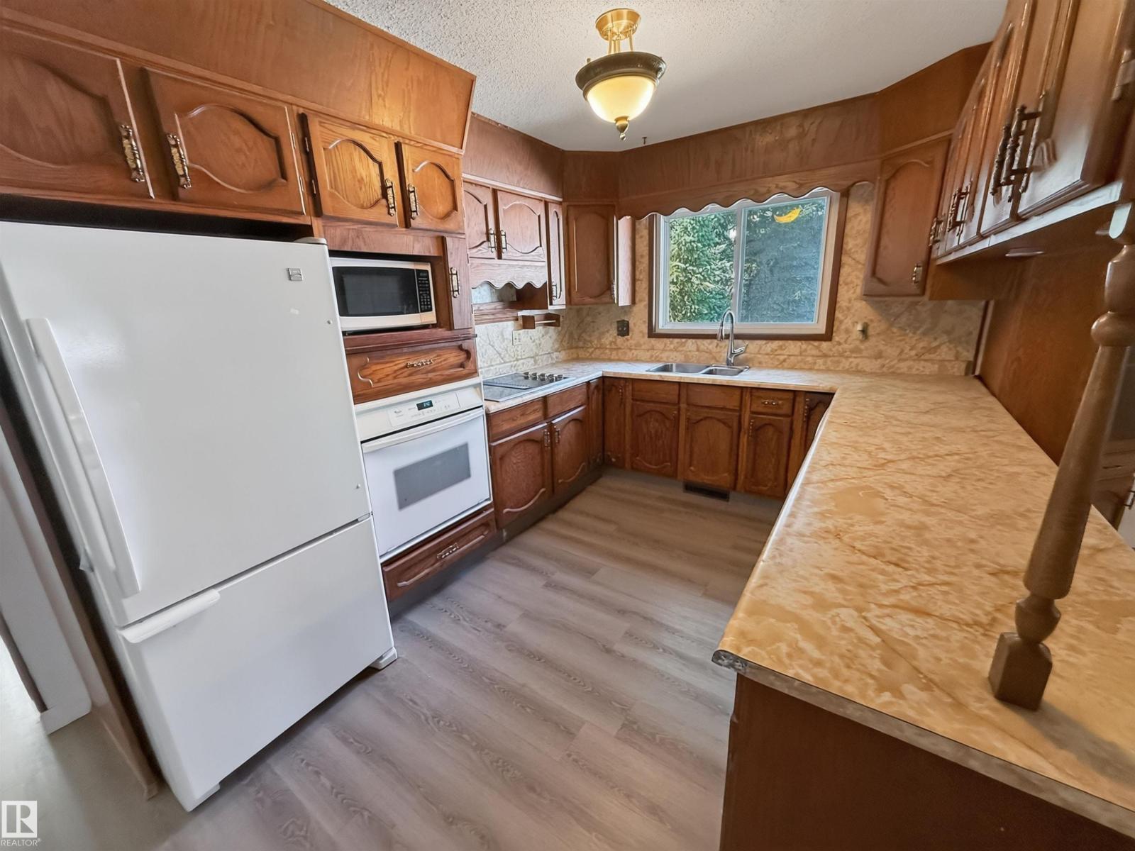 11327 25 Av Nw Property Photo 3