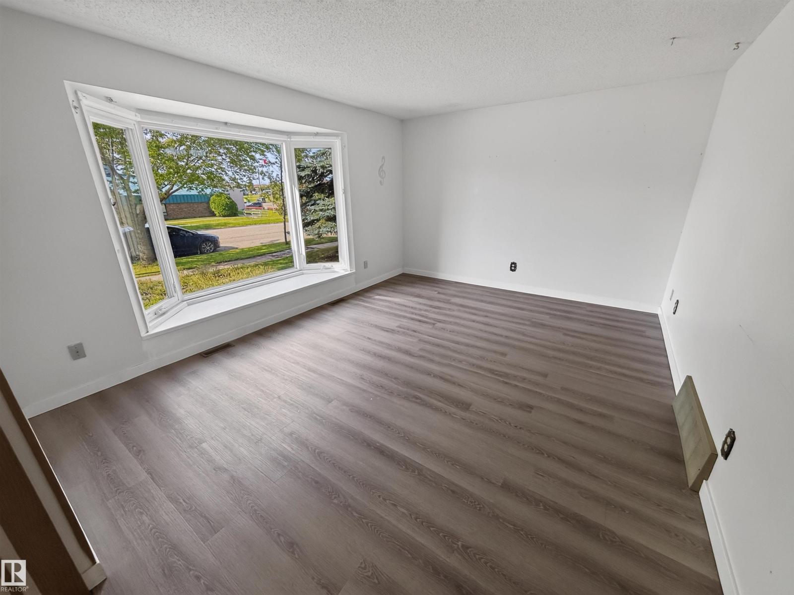11327 25 Av Nw Property Photo 9