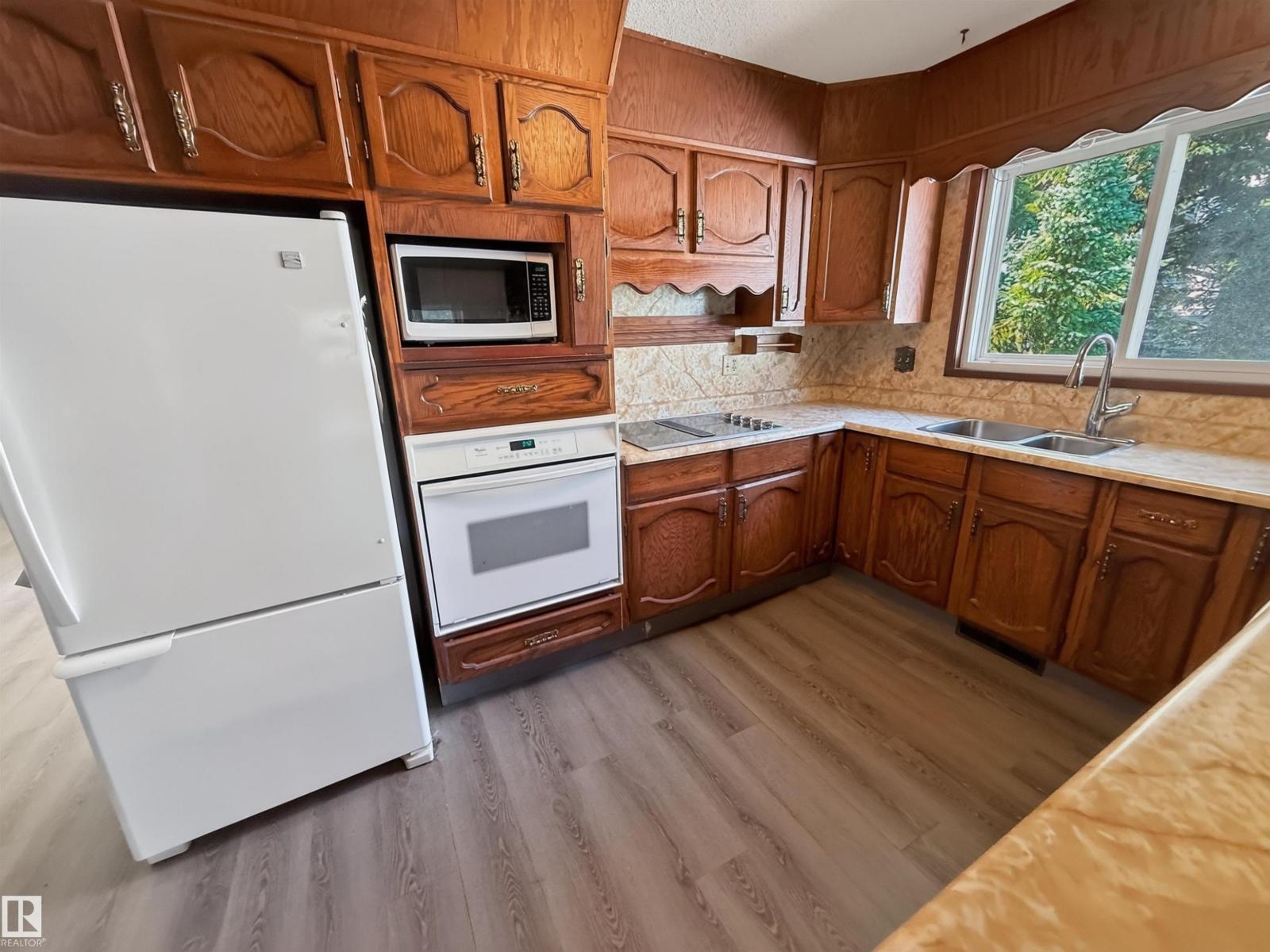 11327 25 Av Nw Property Photo 12