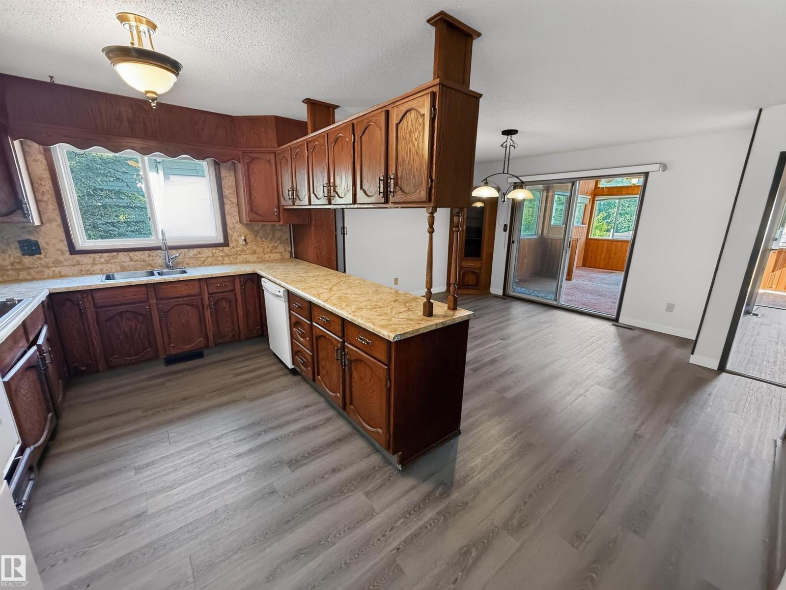 11327 25 Av Nw Property Photo 14