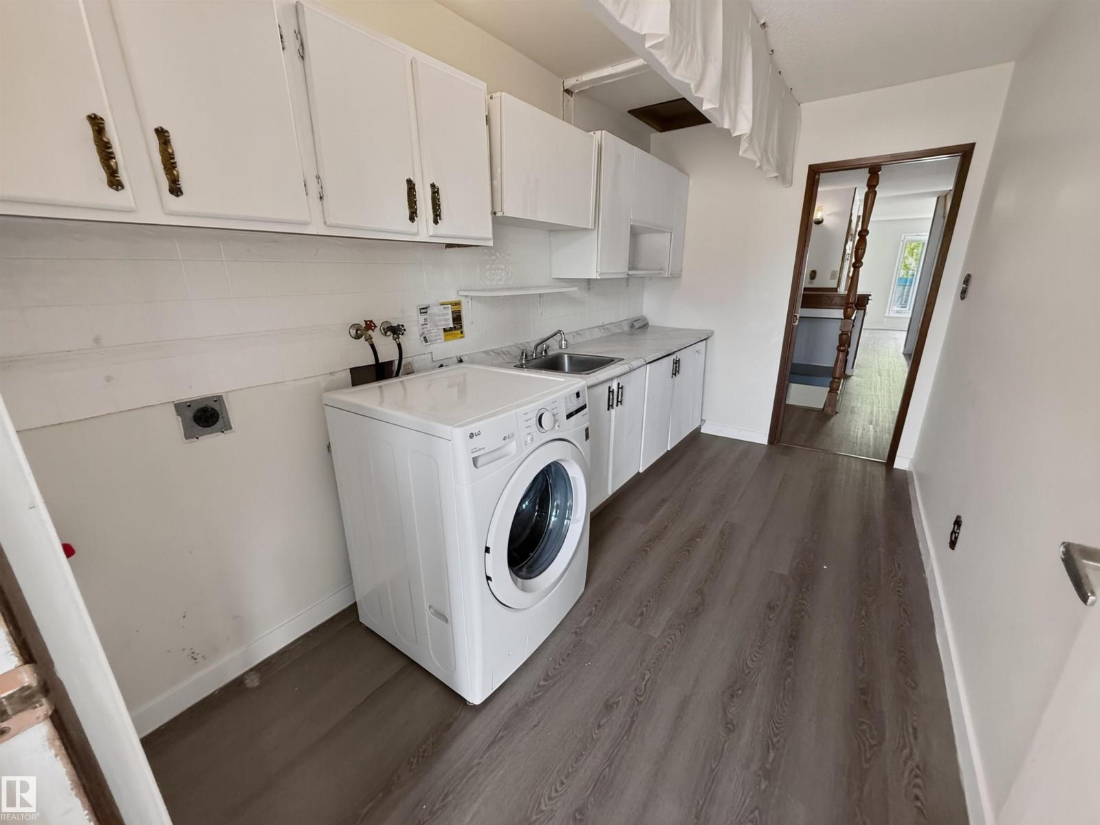 11327 25 Av Nw Property Photo 24