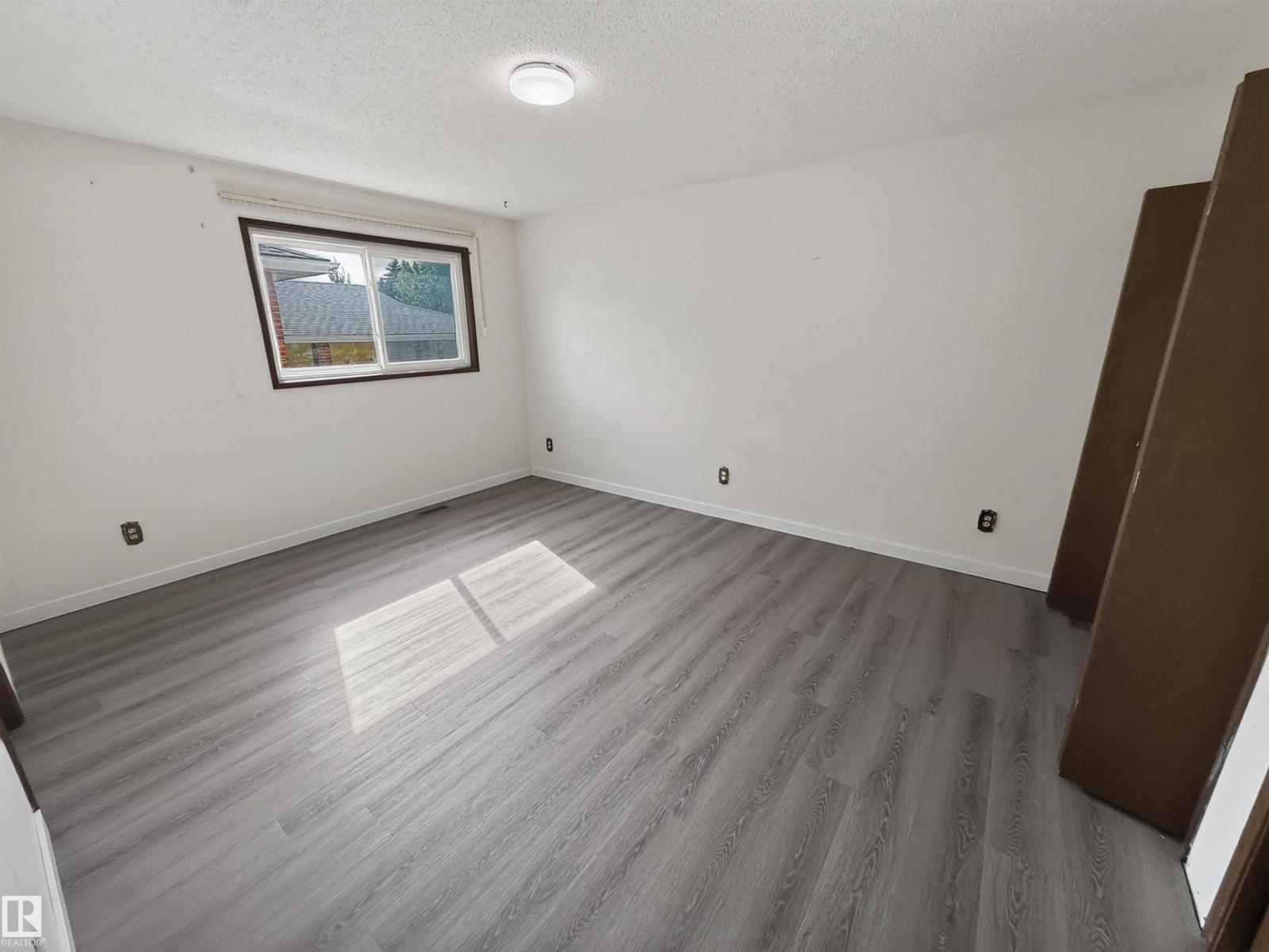 11327 25 Av Nw Property Photo 31