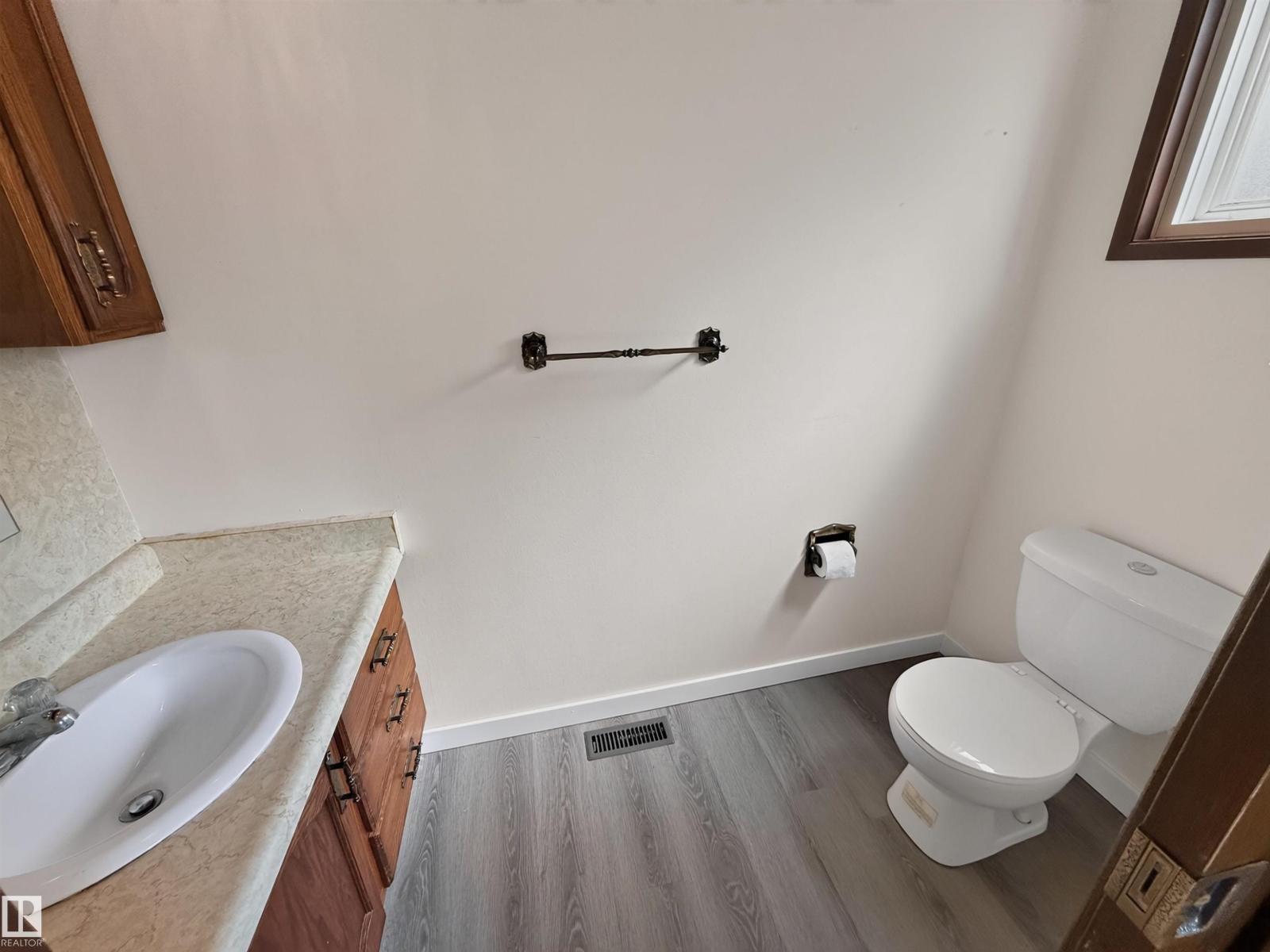 11327 25 Av Nw Property Photo 33
