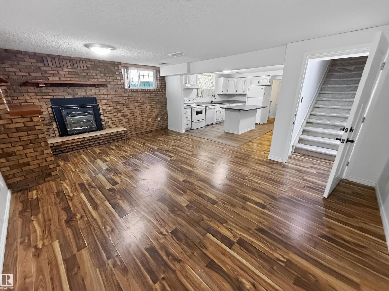 11327 25 Av Nw Property Photo 36