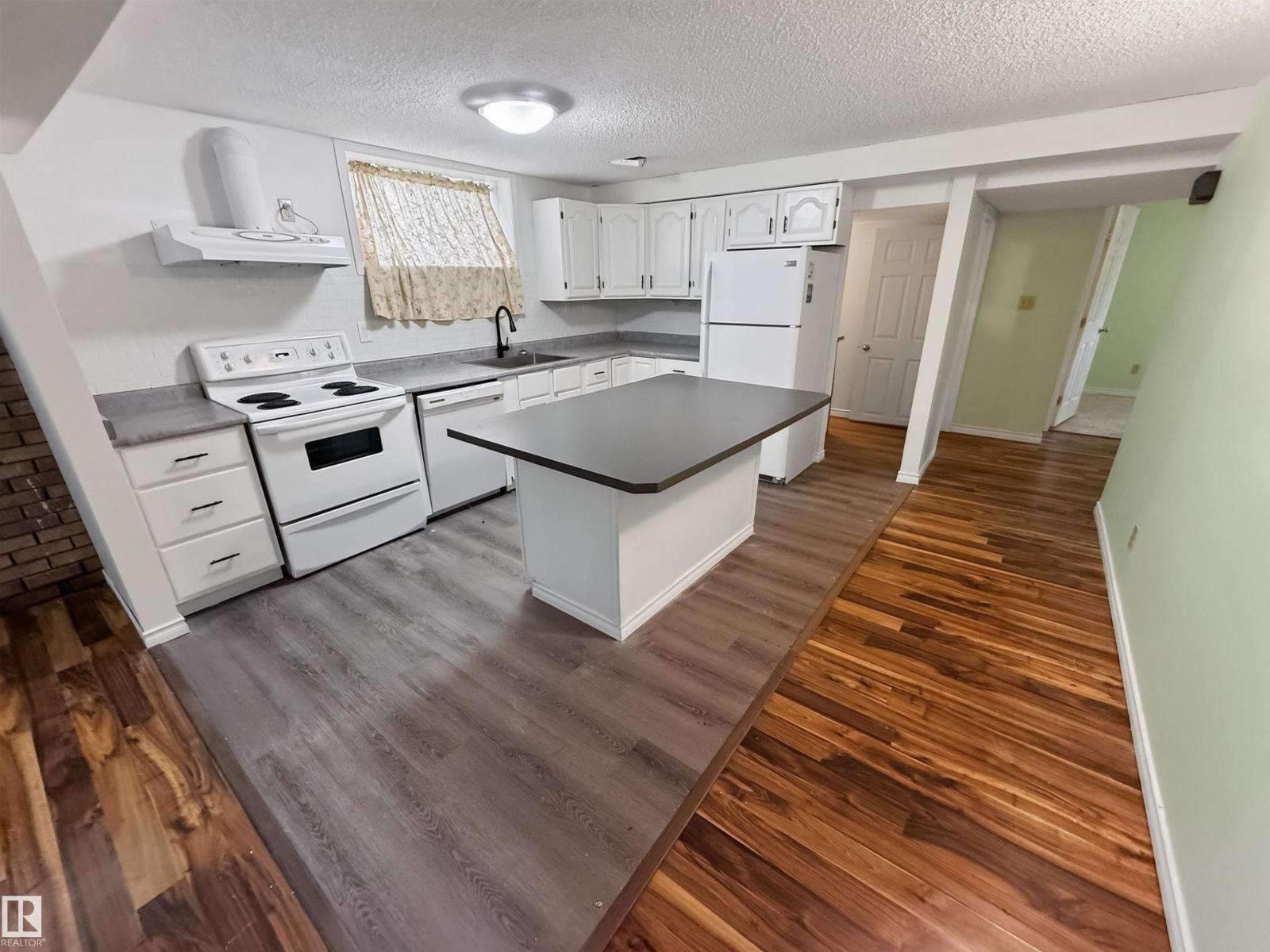11327 25 Av Nw Property Photo 40