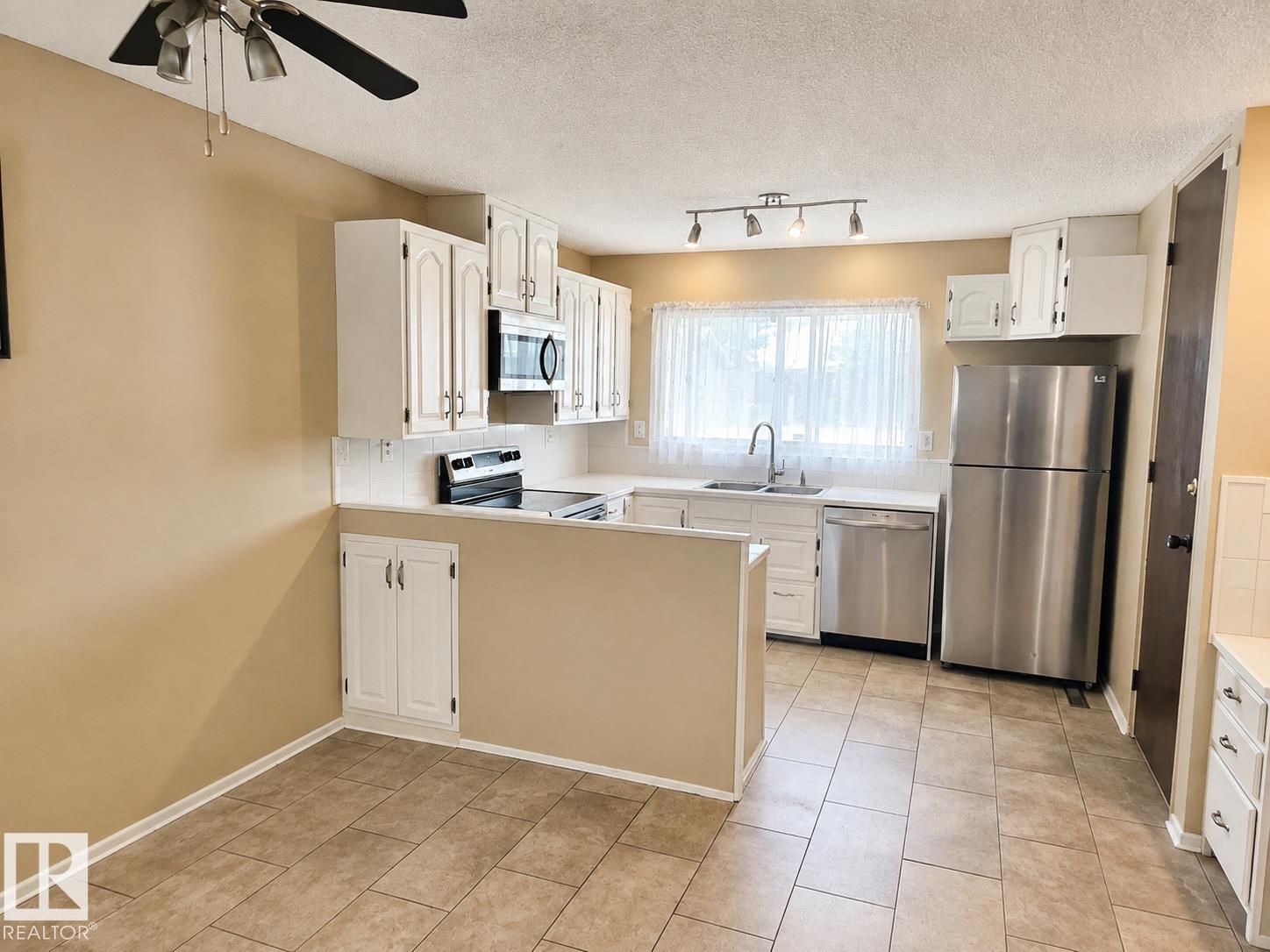 7812 144 Av Nw Property Photo 2
