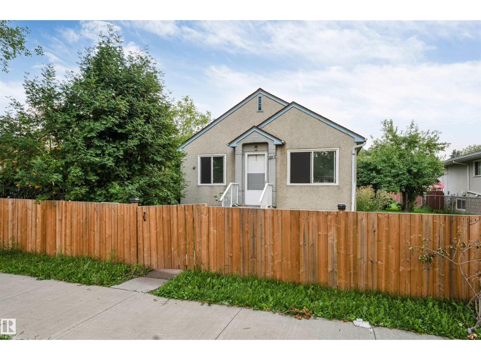 12105 87 St Nw Property Photo 2