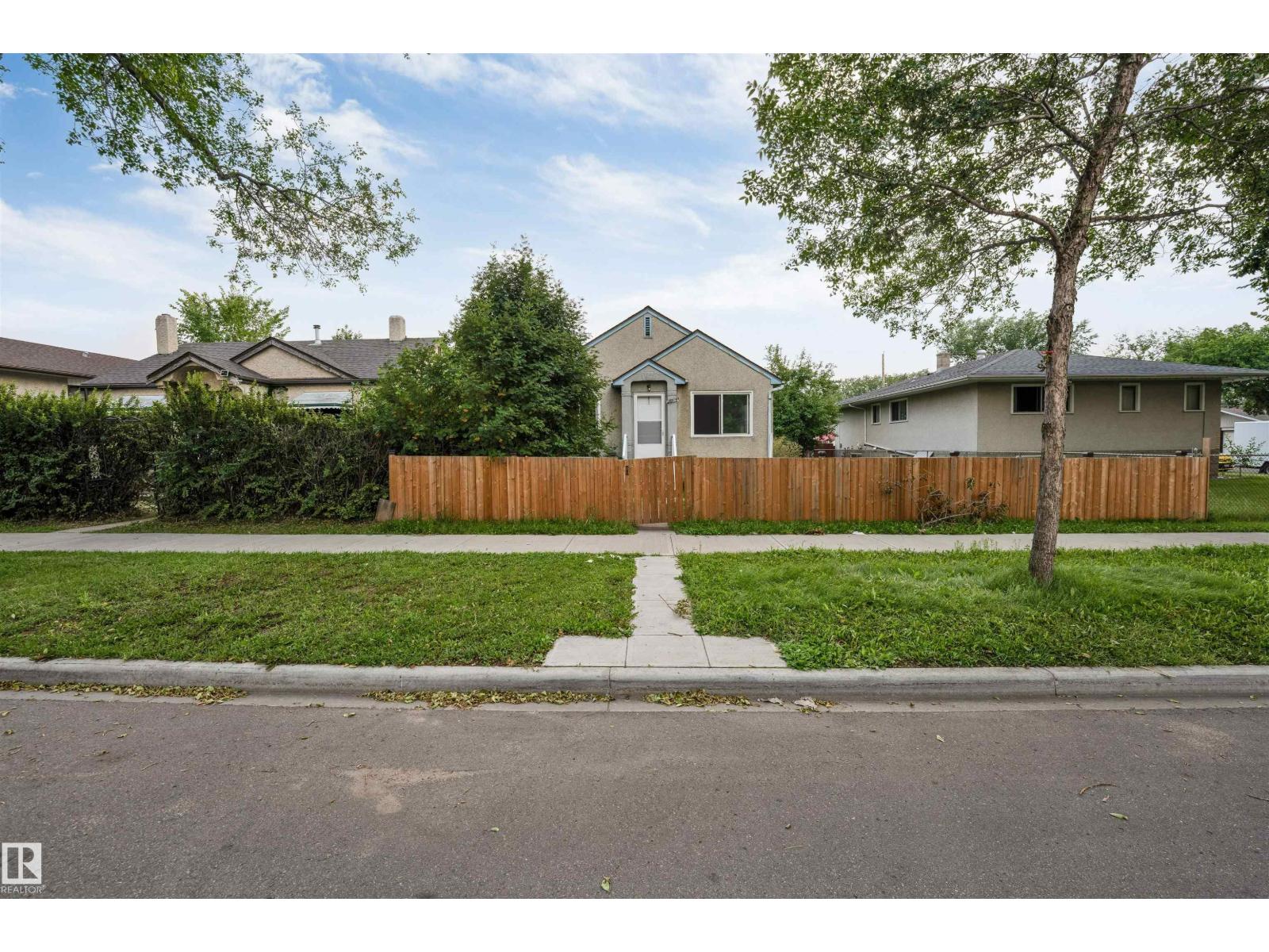12105 87 St Nw Property Photo 3