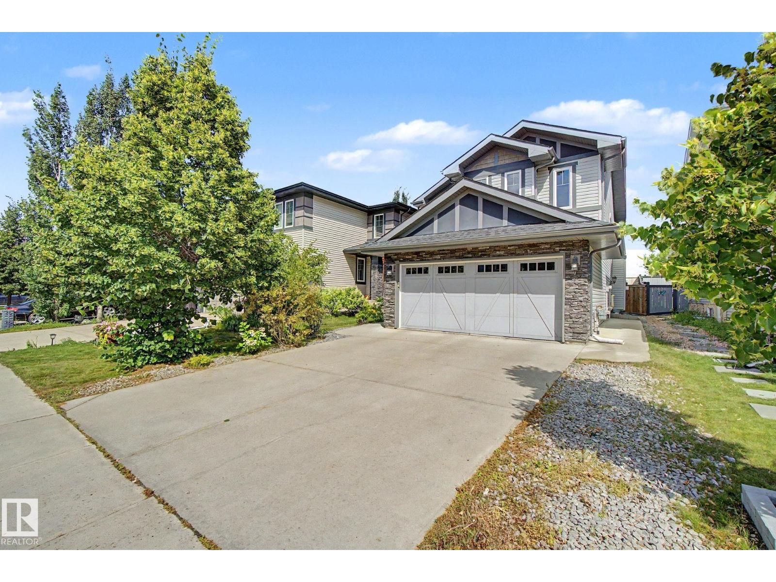 15868 10 Av Sw Property Photo 3