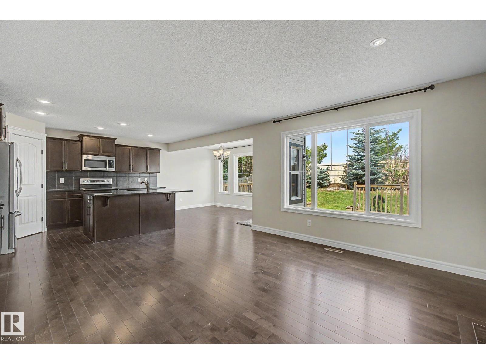 15868 10 Av Sw Property Photo 14