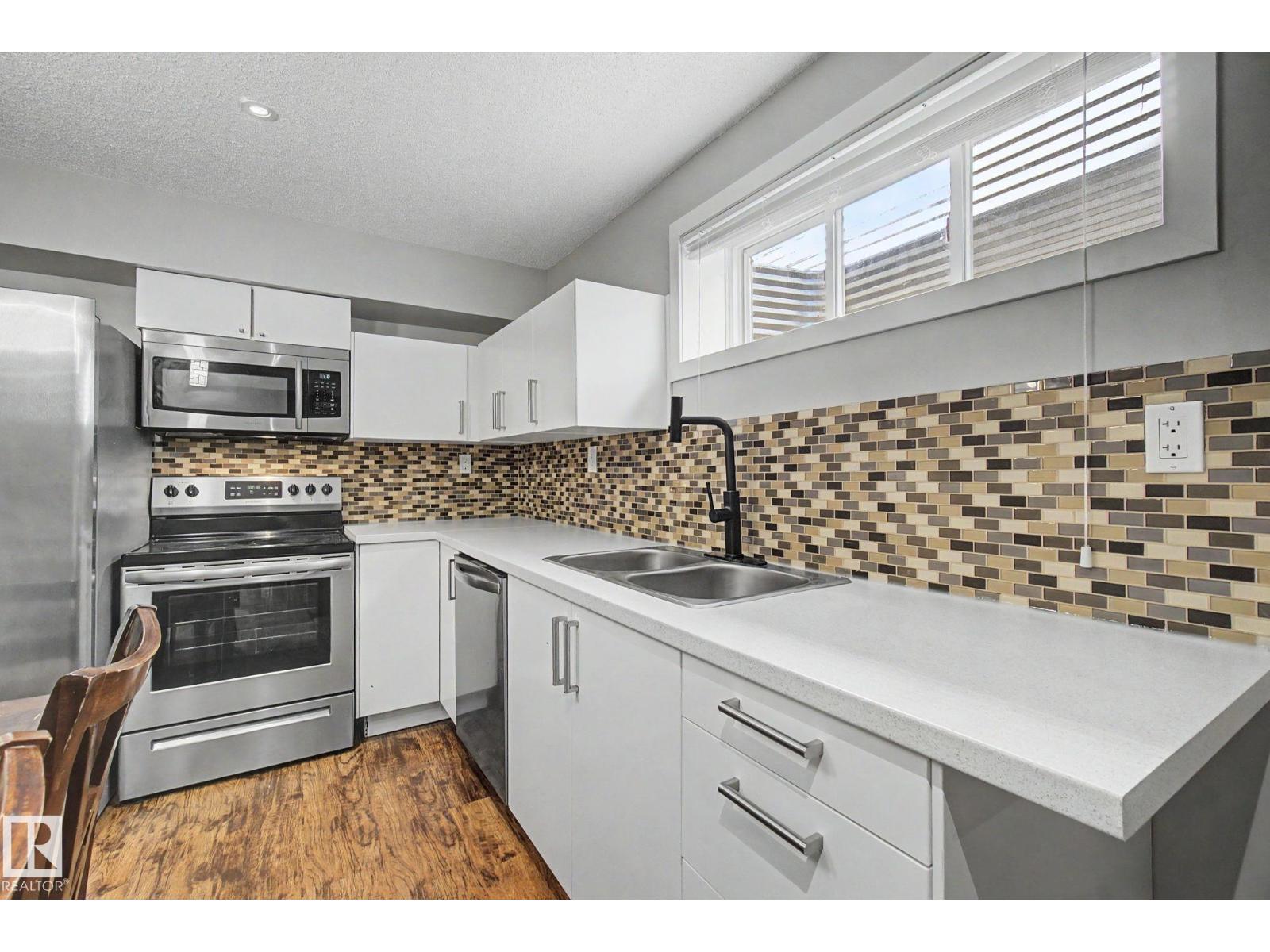 15868 10 Av Sw Property Photo 47