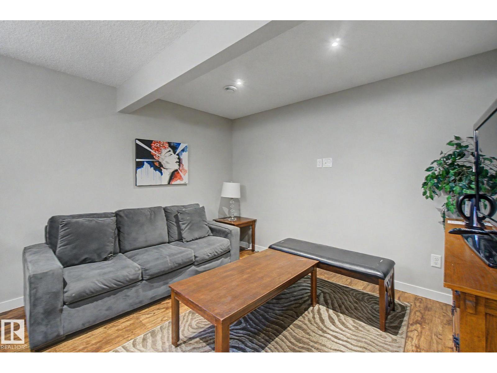 15868 10 Av Sw Property Photo 49