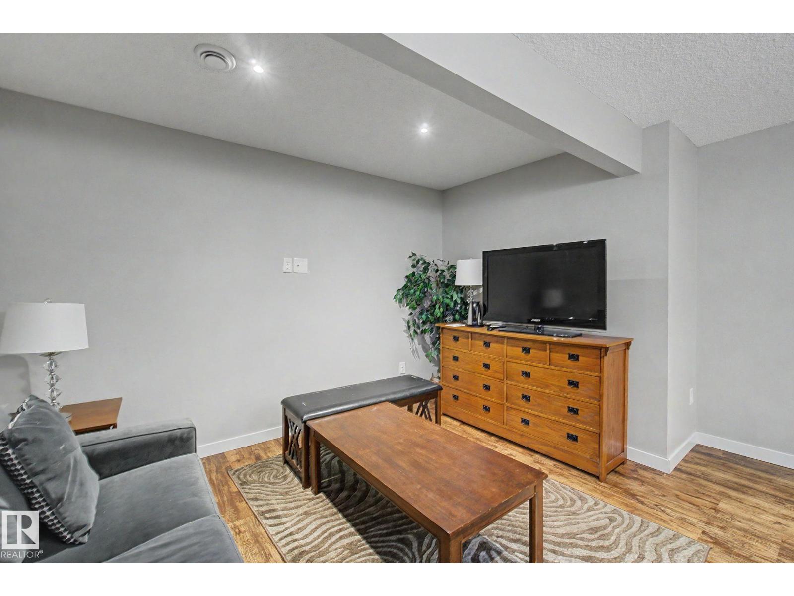 15868 10 Av Sw Property Photo 50