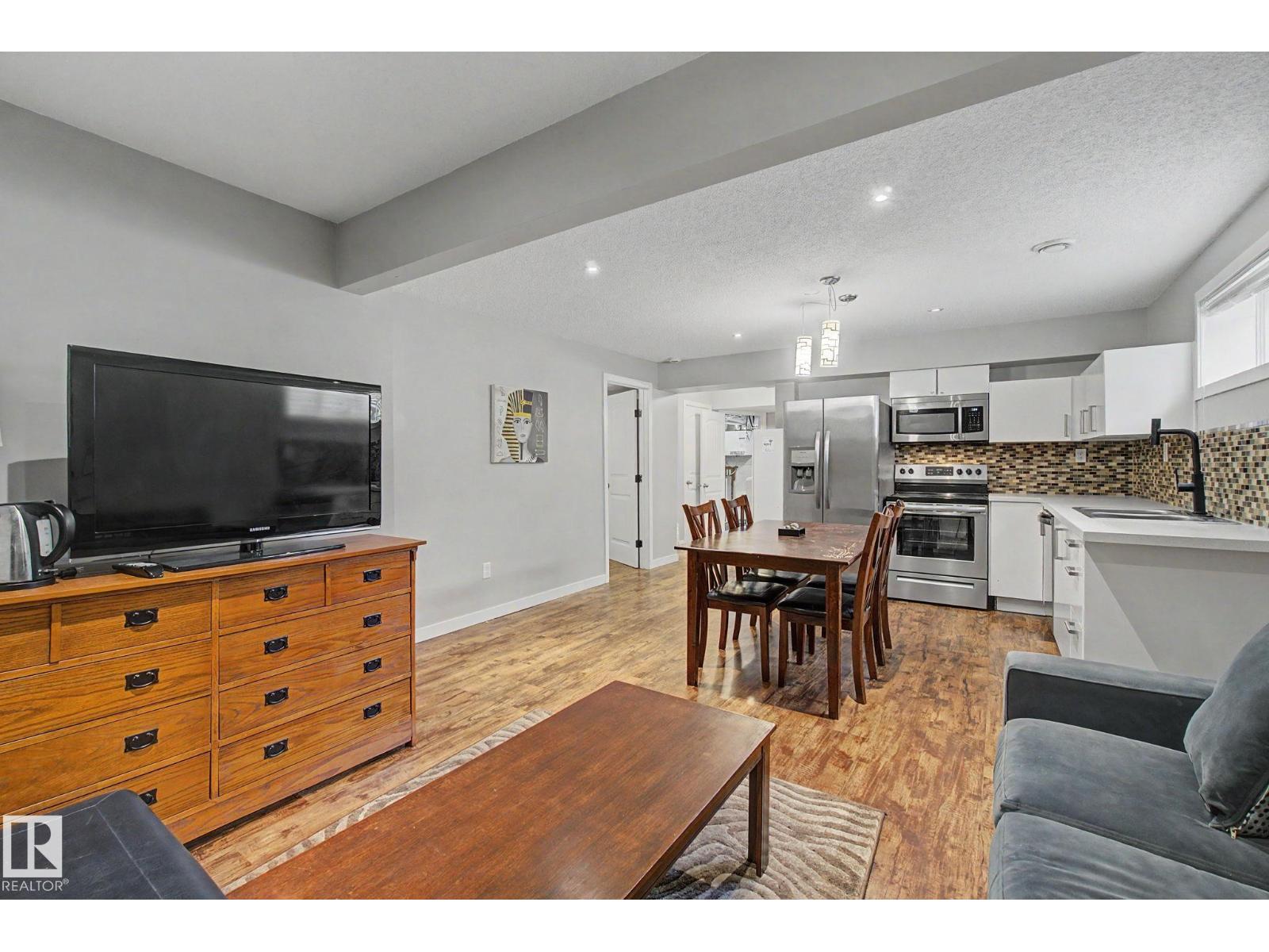 15868 10 Av Sw Property Photo 51