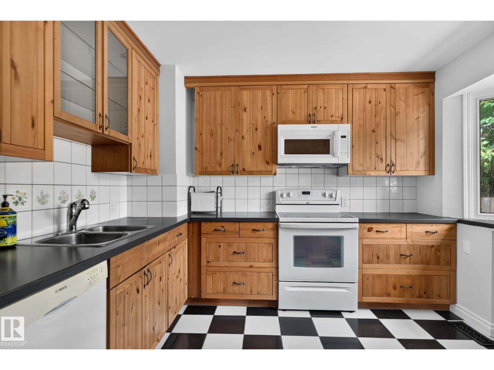 10508 67 Av Nw Nw Property Photo 32