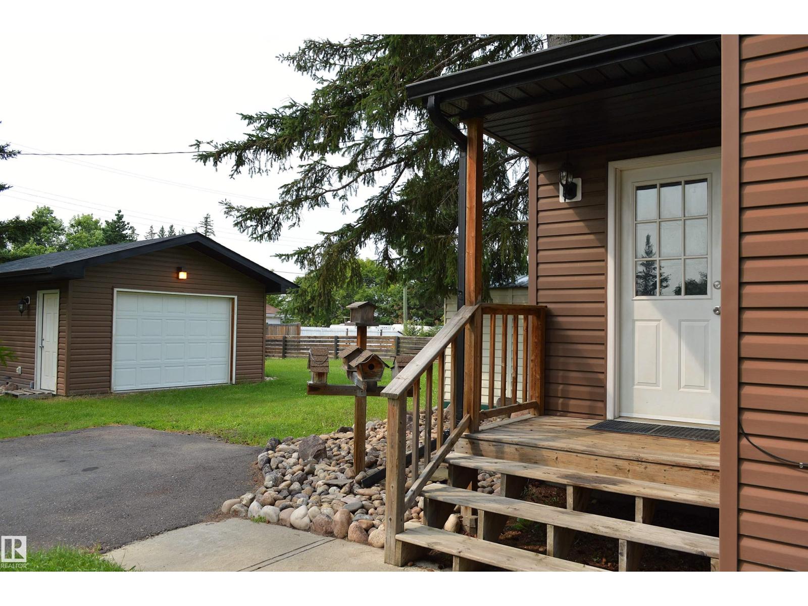 4802 50 St Property Photo 3