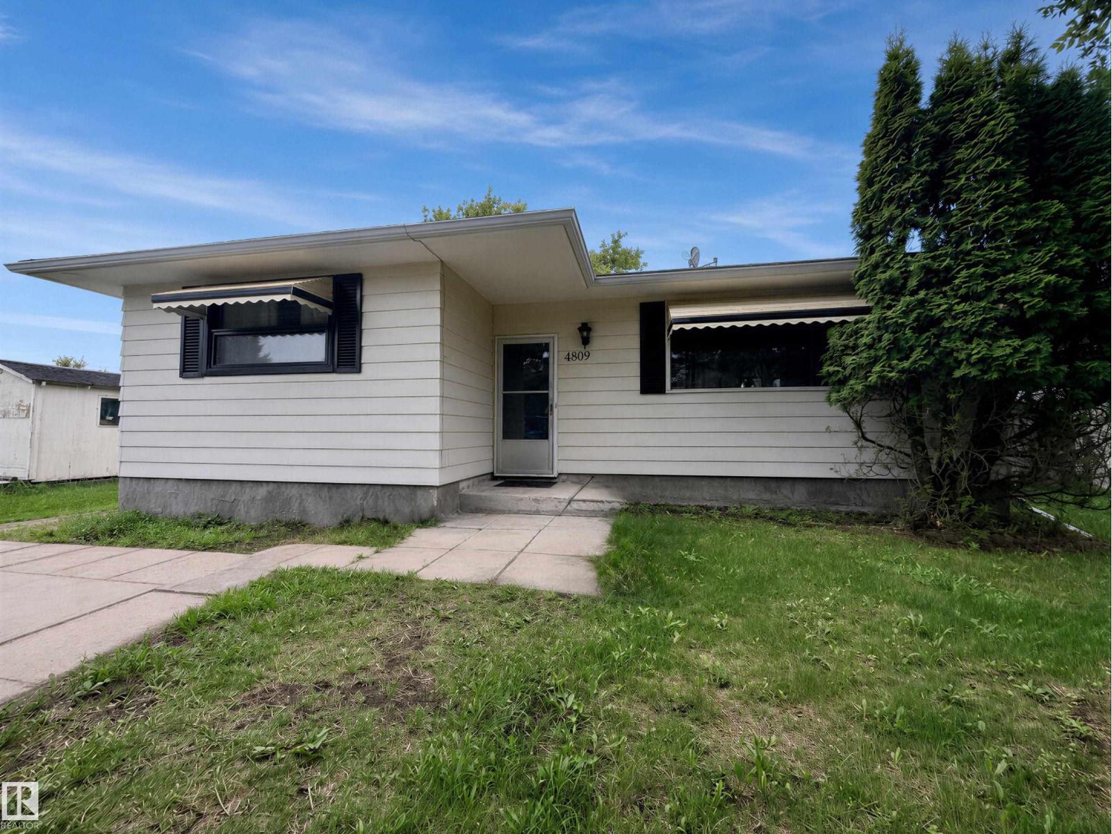 4809 52 St Property Photo 1