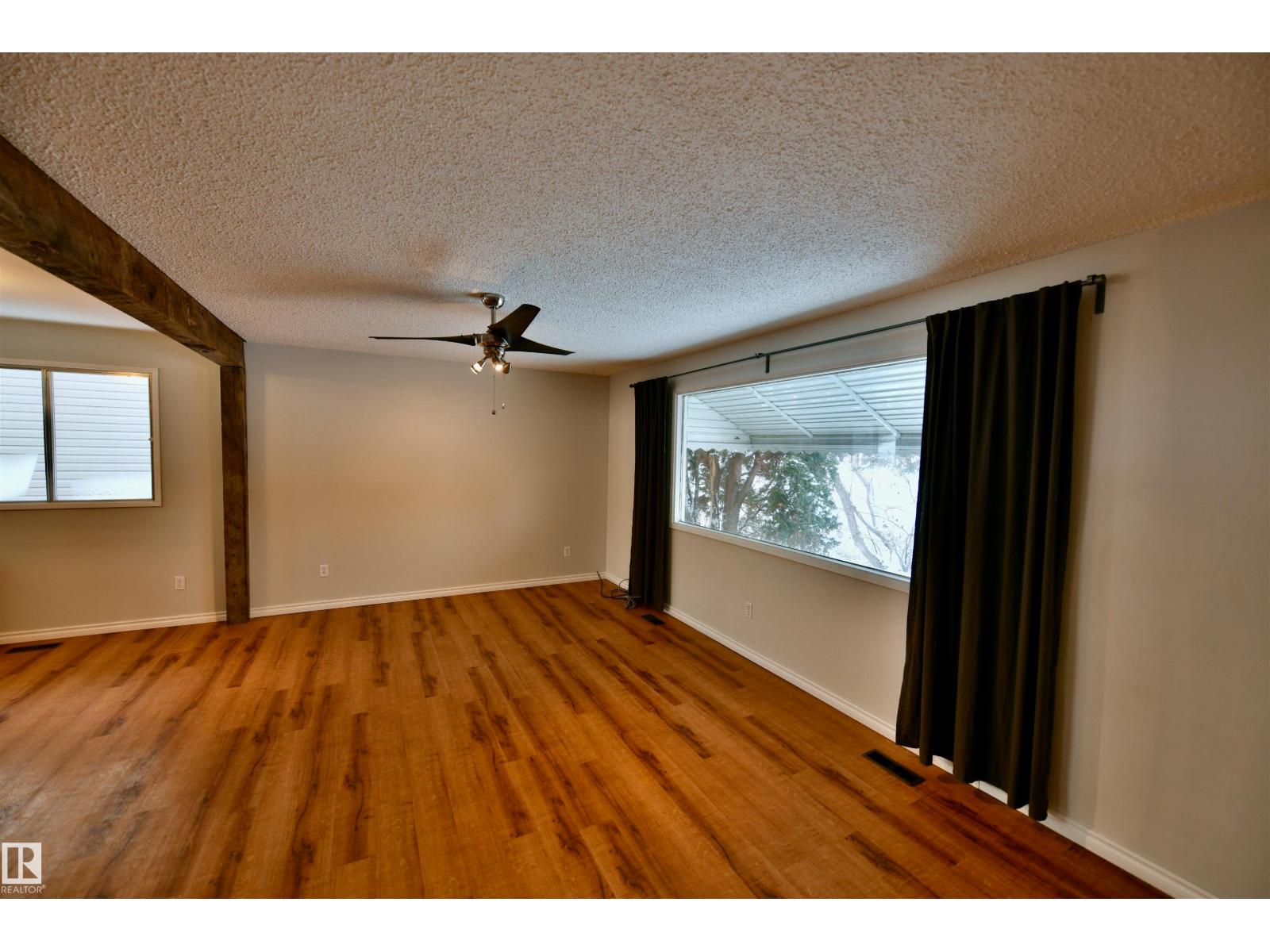 4809 52 St Property Photo 4