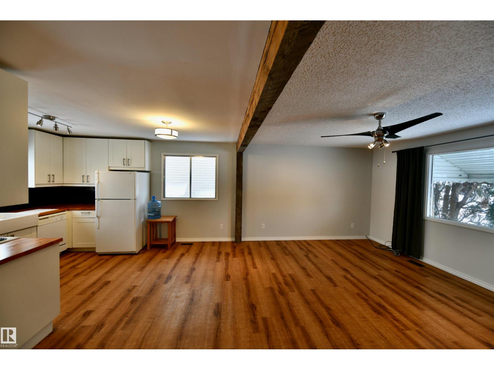 4809 52 St Property Photo 5