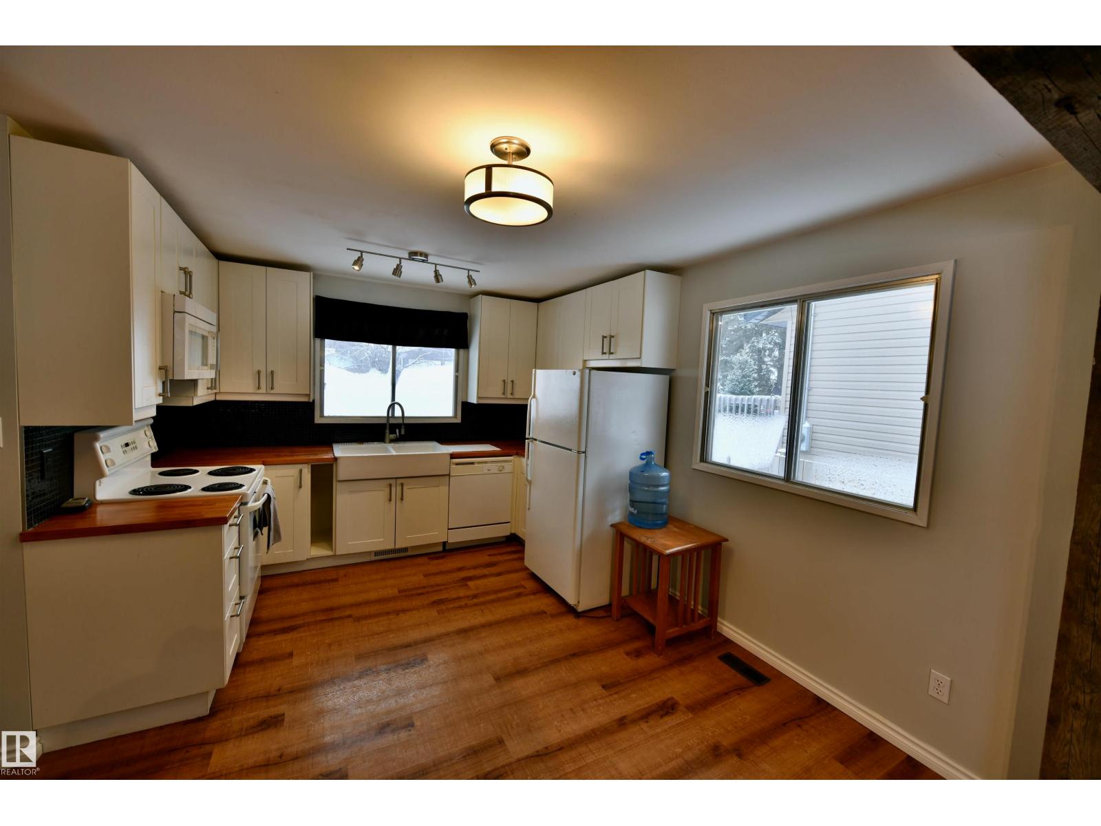 4809 52 St Property Photo 6