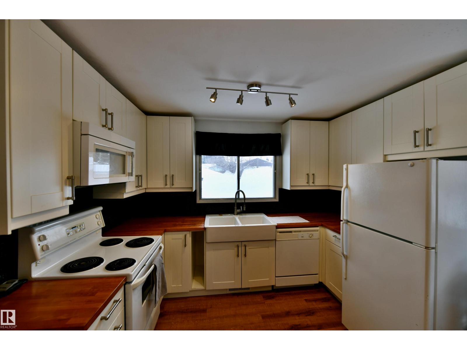 4809 52 St Property Photo 7