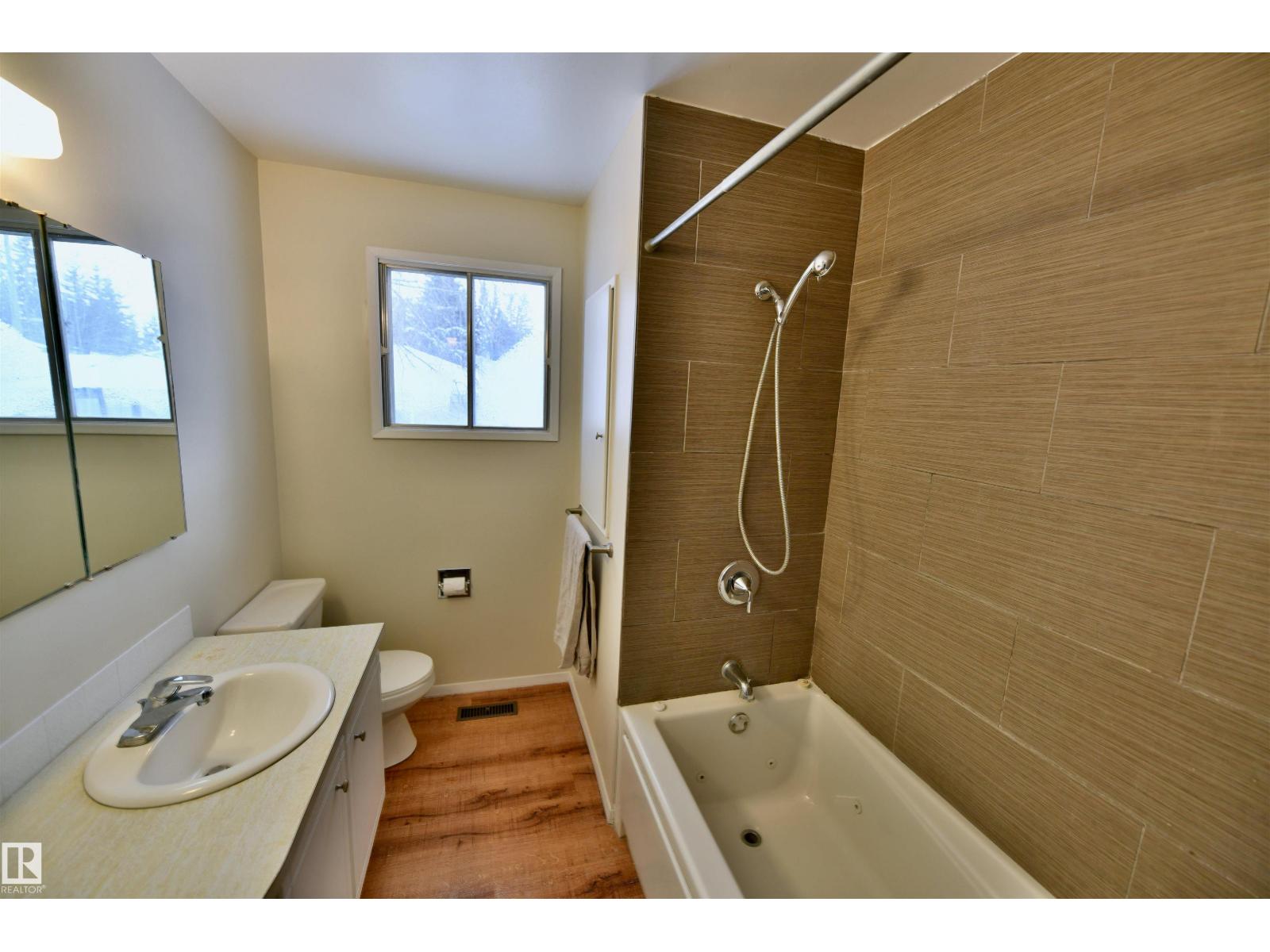 4809 52 St Property Photo 9
