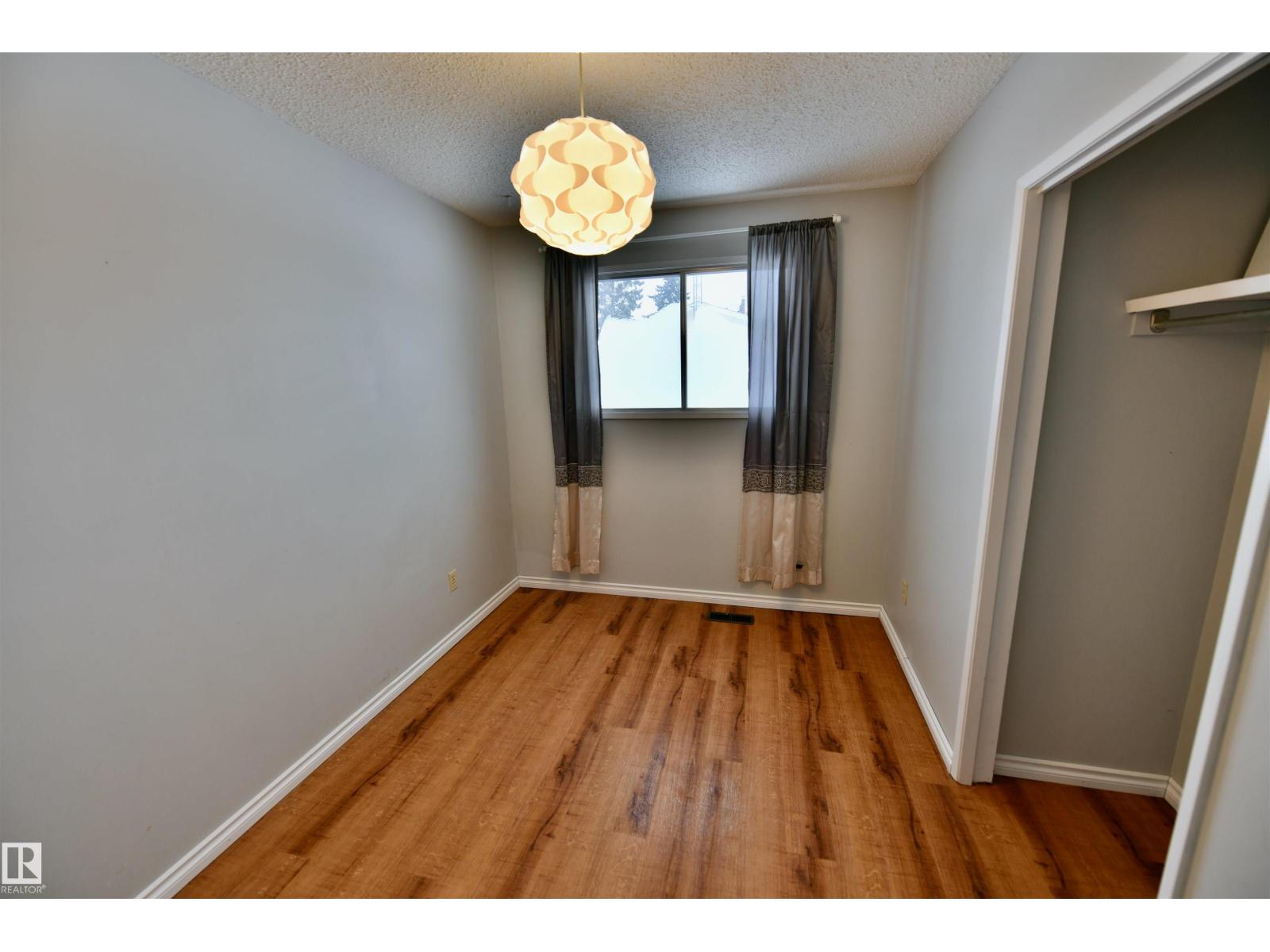 4809 52 St Property Photo 11