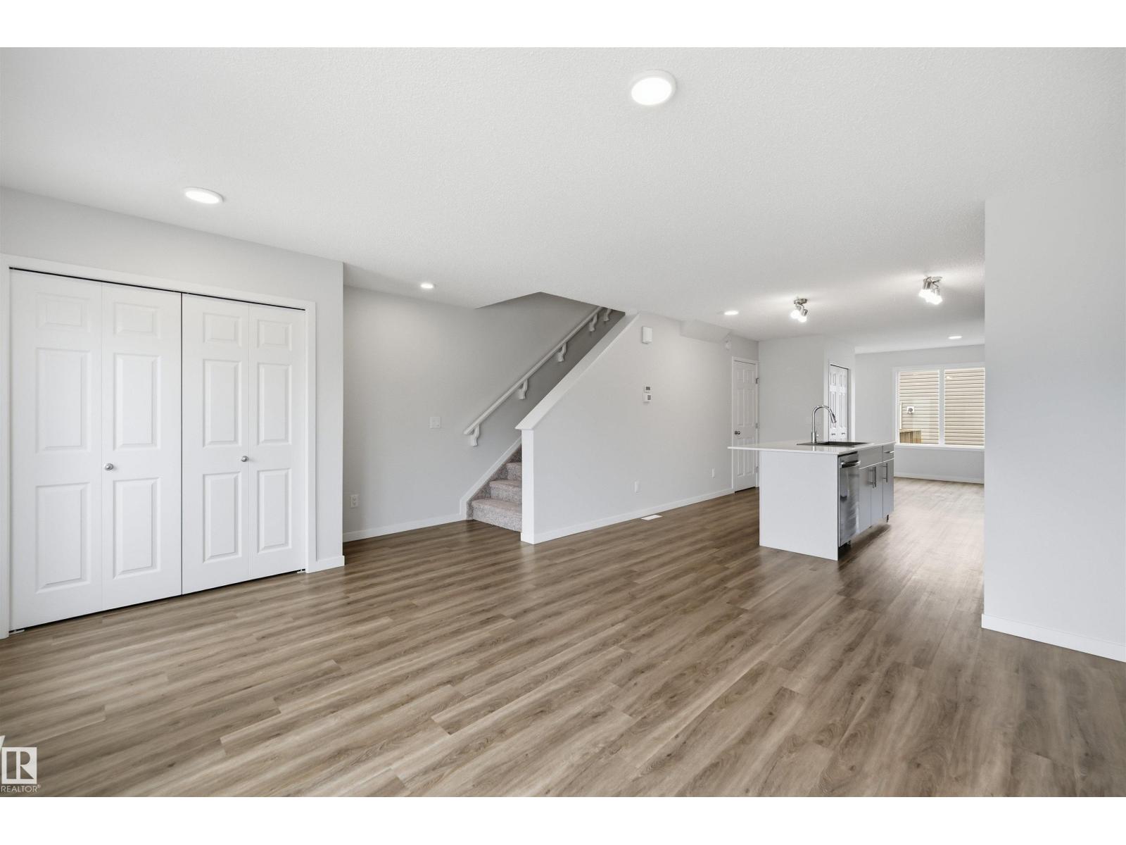 19112 22 Av Nw Property Photo 4