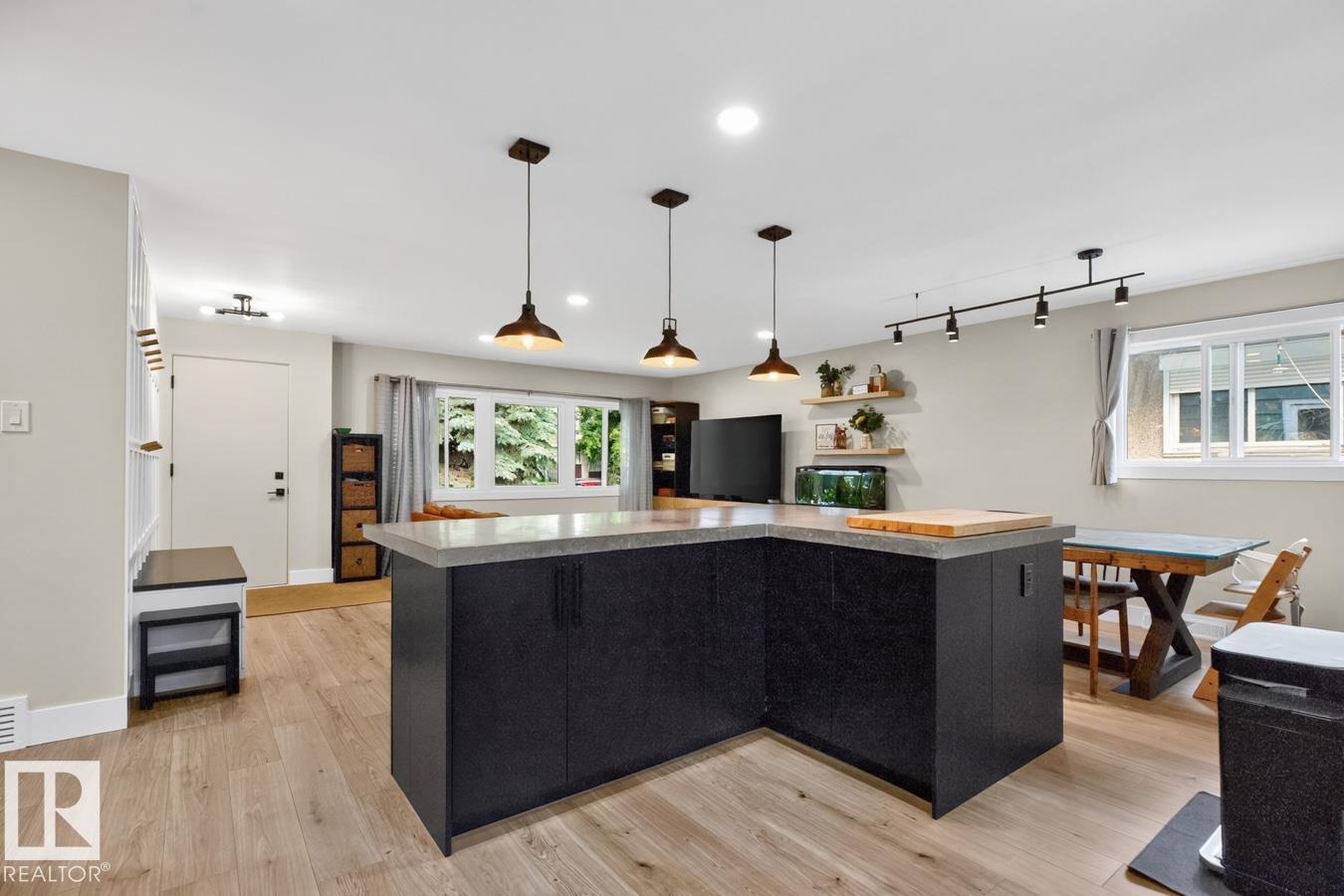 6807 101a Av Nw Property Photo 16