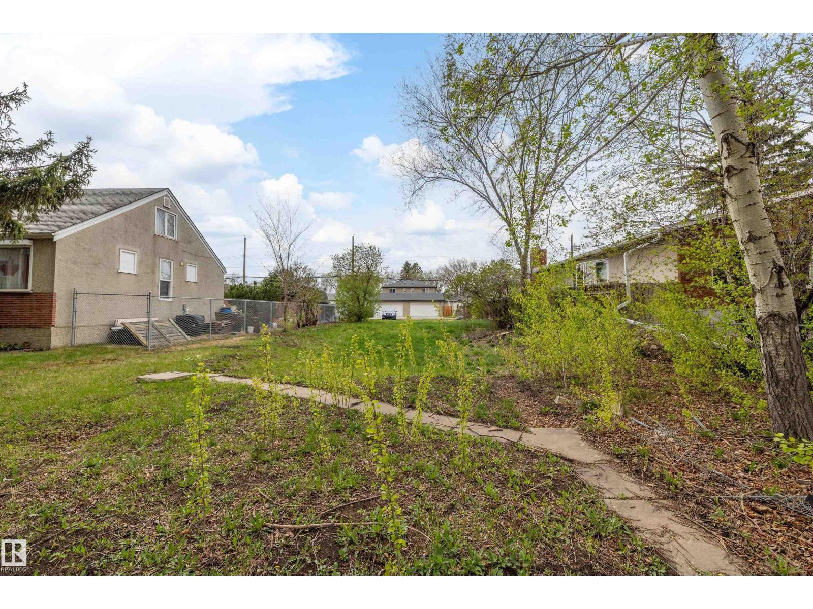 12128 80 St Nw Property Photo 2