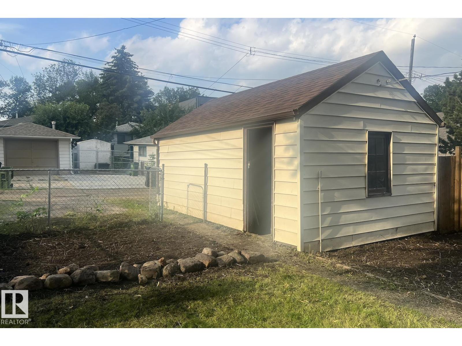 9828 84 Av Nw Property Photo 3