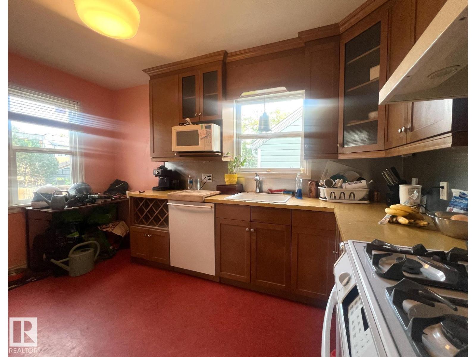 9828 84 Av Nw Property Photo 6
