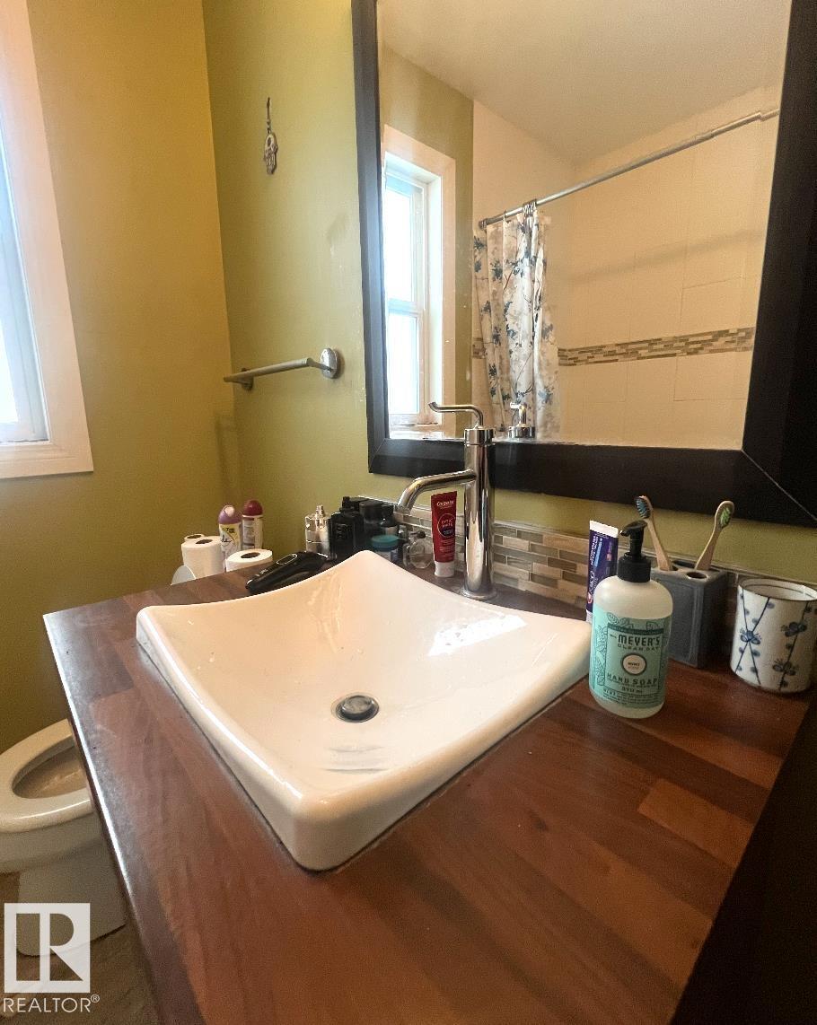 9828 84 Av Nw Property Photo 8