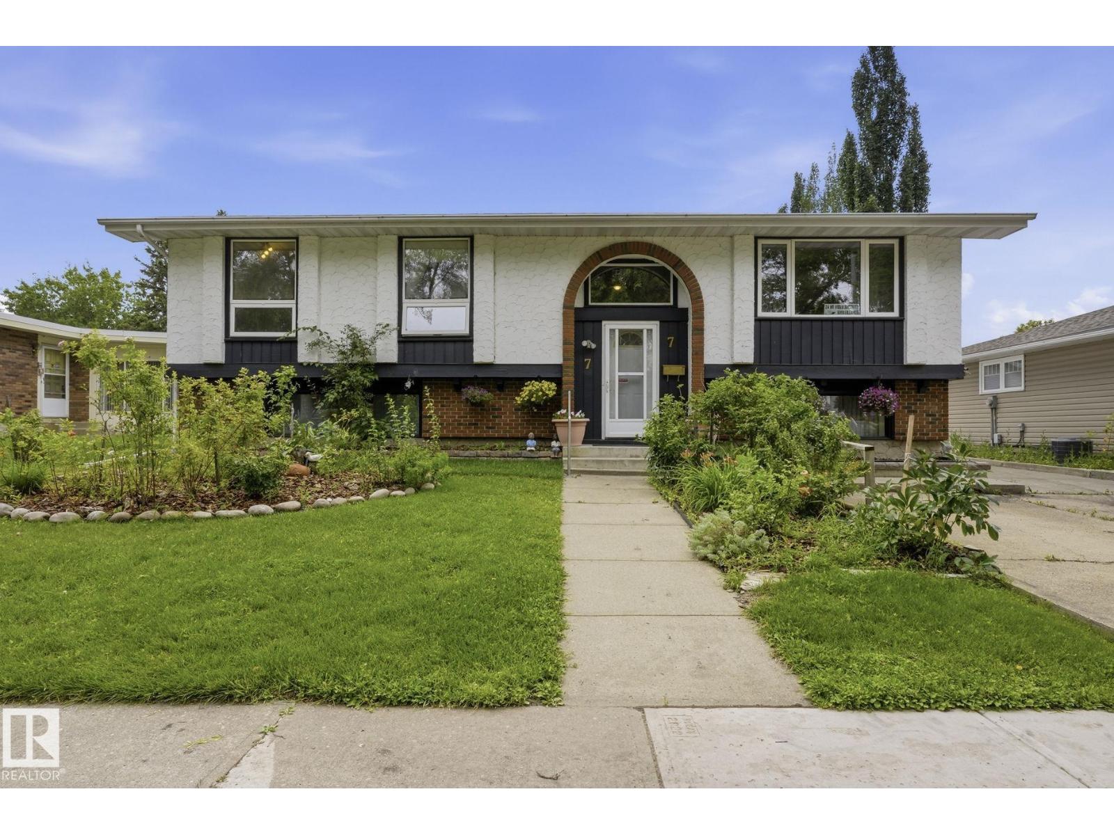 7 GRAHAM AV Property Photo 1