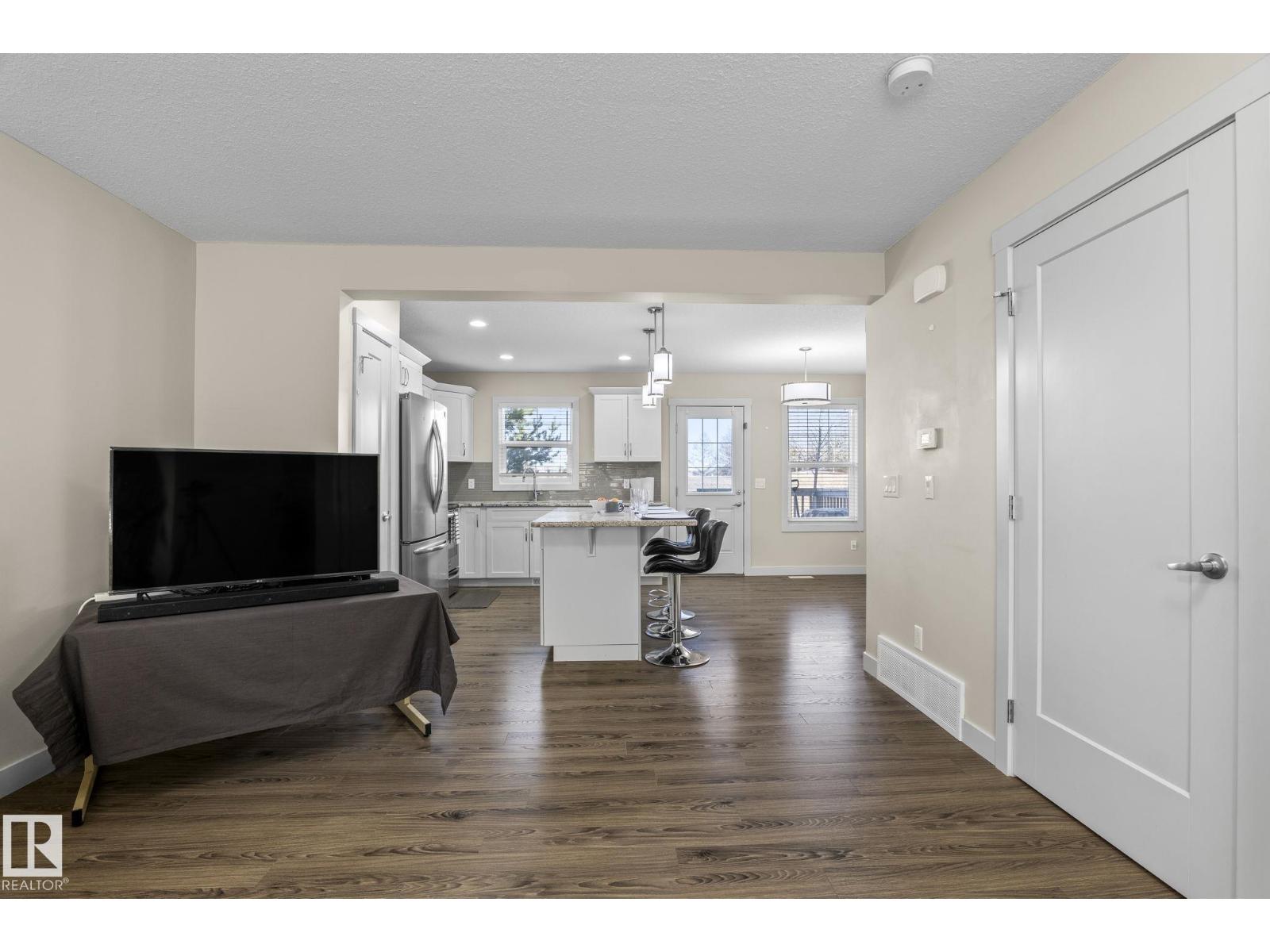 #24 4205 30 St Nw Property Photo 3