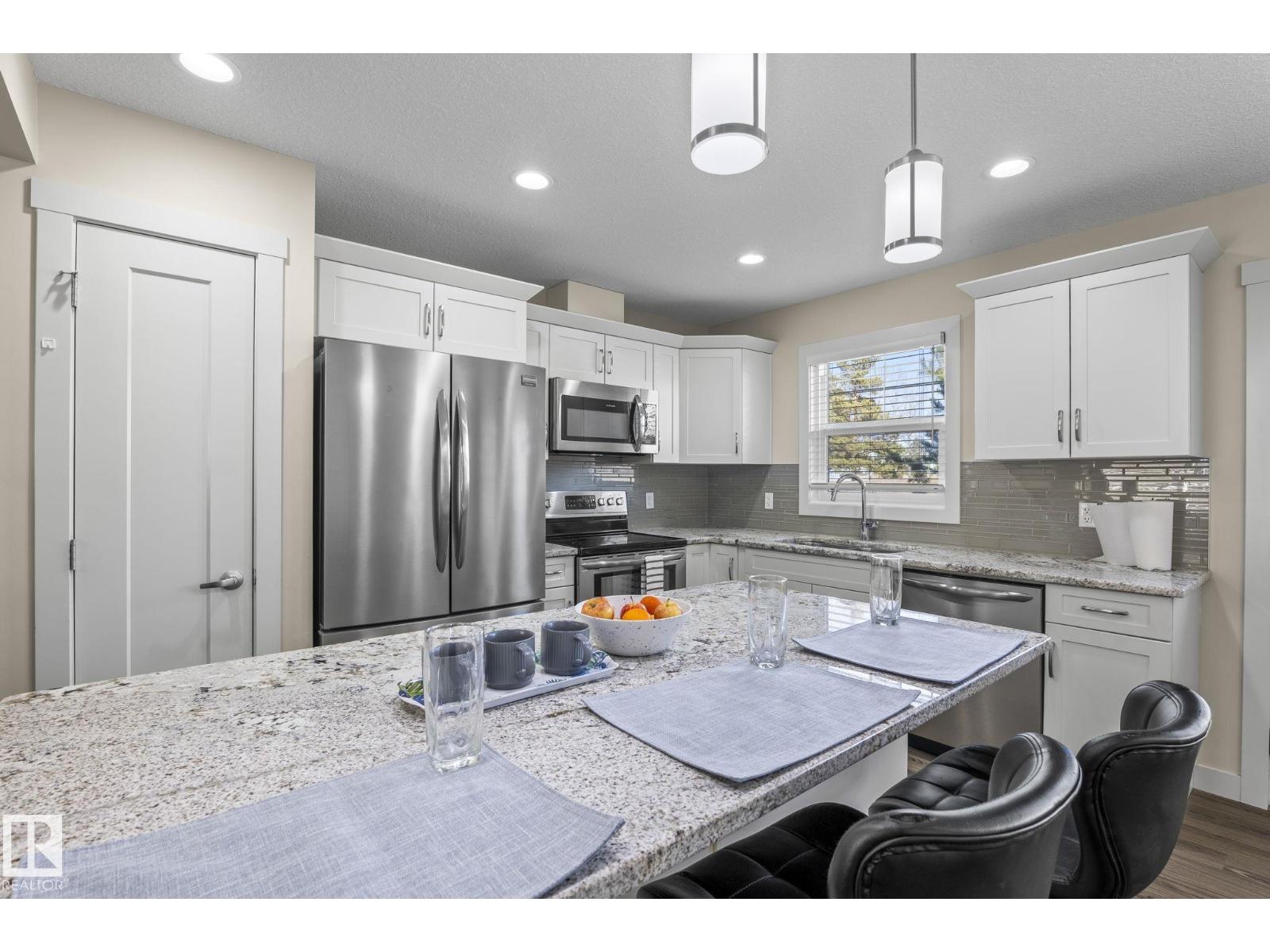 #24 4205 30 St Nw Property Photo 4
