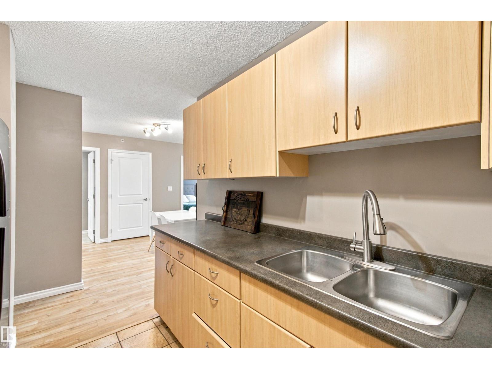 #504 10180 104 St Nw Property Photo 13