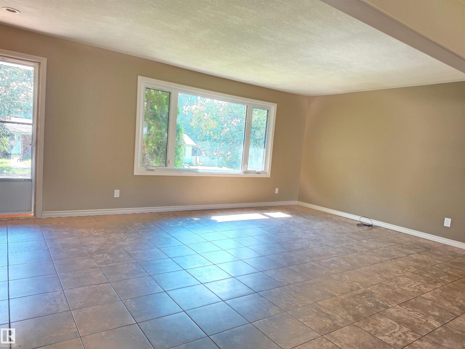 3822 114 Av Nw Property Photo 4